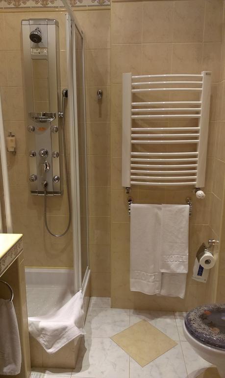 טארנאו Hotel Bristol מראה חיצוני תמונה