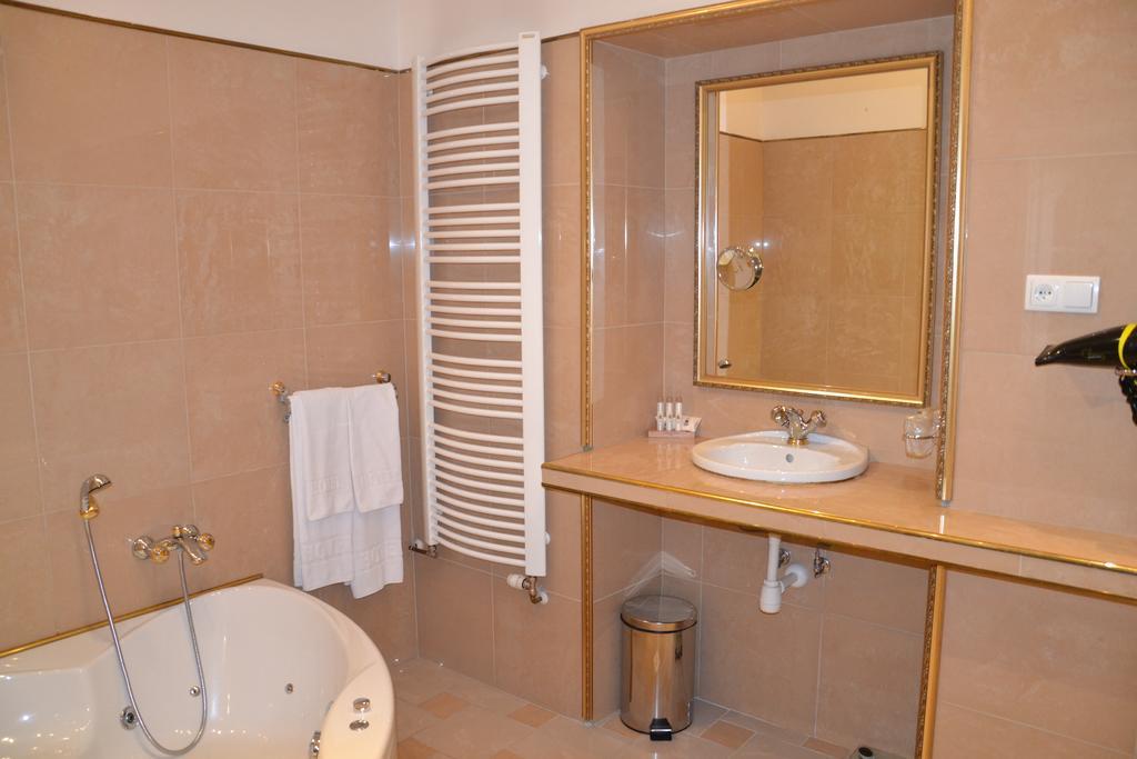טארנאו Hotel Bristol מראה חיצוני תמונה